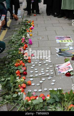 London, Großbritannien. Juni 2019. Blumen, Kerzen und Fotos von Mursi auf dem Bürgersteig während eines Protestes vor der ägyptischen Botschaft in London zum Gedenken an Mursi. Kredit: Joe Kuis / Alamy Nachrichten Stockfoto