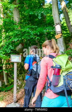 Wanderung in schäbiger Wald in der Nähe von Dollnstein im Naturpark Altmühltal Stockfoto