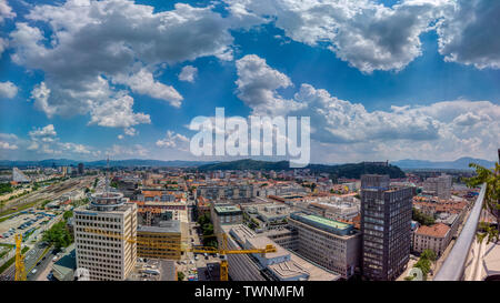 Ljubljana, Slowenien - 20. Juni 2019: Panoramablick von Sloweniens Hauptstadt von der Terrasse des Hotel Intercontinental Stockfoto