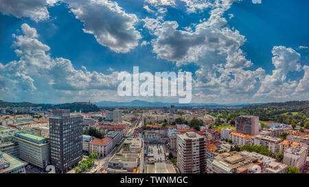 Ljubljana, Slowenien - 20. Juni 2019: Panoramablick von Sloweniens Hauptstadt von der Terrasse des Hotel Intercontinental Stockfoto