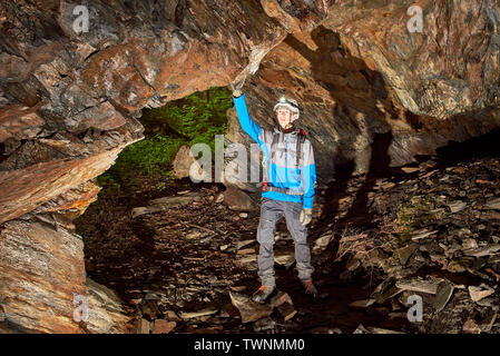 Junge Höhlenforscher Erkundung einer Höhle Stockfoto