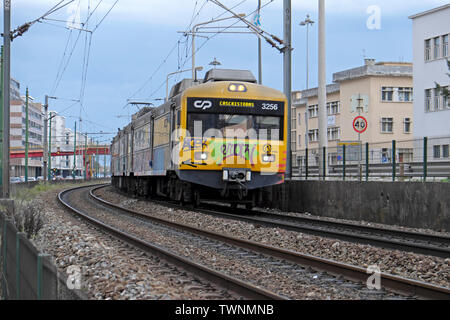 Vorderansicht des Straßenbahn-Schlitten für Cascais bestimmt an der portugiesischen Küste in Estoril in der Nähe von Lissabon Portugal Europa EU-KATHY DEWITT Stockfoto