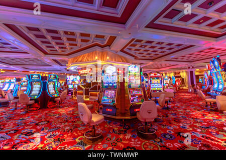 Las Vegas, Nevada, Vereinigte Staaten - 18 August, 2018: Viele slot Maschine innerhalb des Wynn in Las Vegas Strip. Luxuriöses Interieur Architektur der fünf Stockfoto