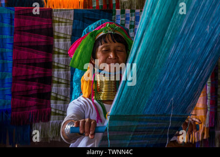 Lange Hals Frau Stockfoto