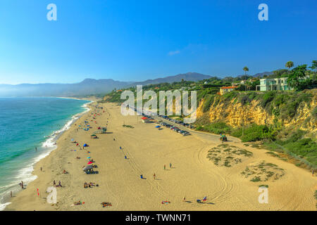 Luftaufnahme von Pacific Coast am Point Dume Strand von Point Dume Vorgebirge, auf Malibu, Pazifischer Ozean in CA, United States. Kalifornien Westküste. Blau Stockfoto