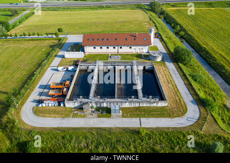 Luftaufnahme von kleinen Kläranlagen mit Abwasser Behälter und Filter, Felder mit Nutzpflanzen in der Umgebung der Anlage, Slovenska Bistrica, Slowenien Stockfoto