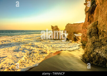 Sonnenuntergang Meer Hintergrund in Kalifornien Westküste Tapete. El Matador Strand bei Sonnenuntergang Licht, CA, USA. Säulen, Geröll und Felsen Stockfoto