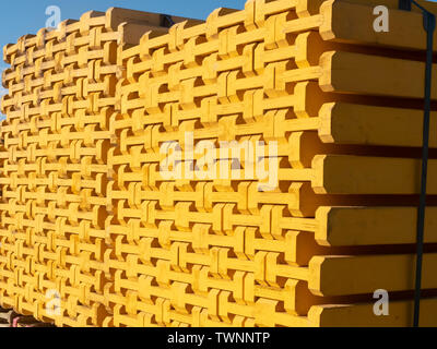 Gelb Holz gestapelt Schalungen Holzbalken. Baumaschinen. Stockfoto
