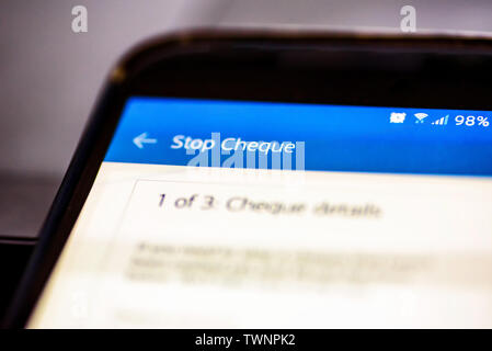 Anhalten eines Check-Taste auf dem Smartphone App-closeup Stockfoto