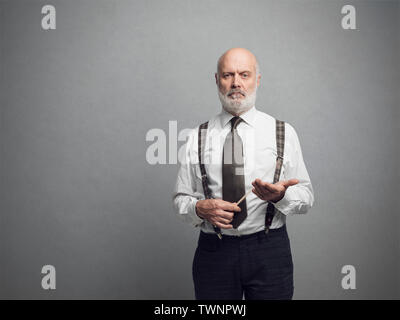 Zuversichtlich ernsthaften akademischen Professor aufwerfen und mit einem Stick Stockfoto