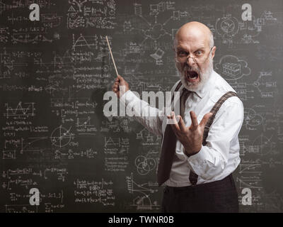 Senior autoritären Professor kreischen und zeigt auf die Tafel mit einem Stick: traditionelle Ausbildung Konzept Stockfoto