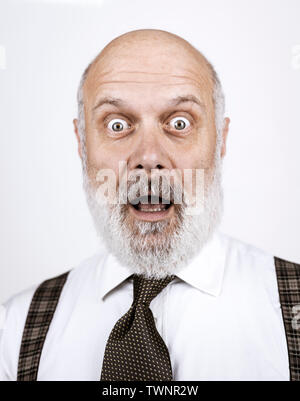 Schockiert, überrascht, älterer Mann auf weißem Hintergrund, ist er keuchend mit offenen Augen Stockfoto