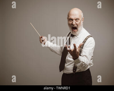 Senior autoritären Professor kreischen und zeigt auf die Tafel mit einem Stick: traditionelle Ausbildung Konzept Stockfoto