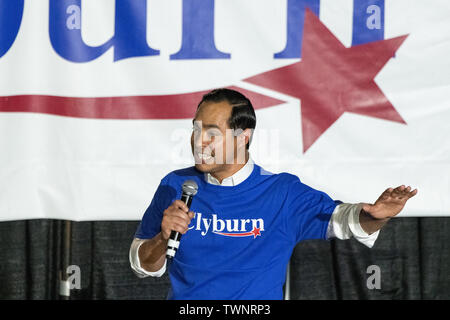 Demokratische Präsidentschaftskandidaten ehemalige Arbeitsminister Julian Castro Adressen der Jim Clyburn Weltberühmten Fisch braten Juni 21, 2019 in Columbia, South Carolina. Das Ereignis tritt weg von der South Carolina Demokratischen Konvent Wochenende und 22 Demokratische Kandidaten planen, die Veranstaltung zu besuchen. Stockfoto