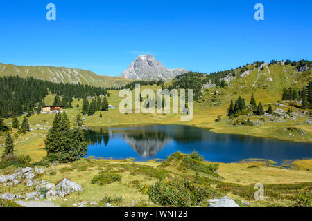 Die idyllisch gelegene Körbersee in den Bergen in der Nähe von Warth an einem sonnigen Nachmittag im September Stockfoto