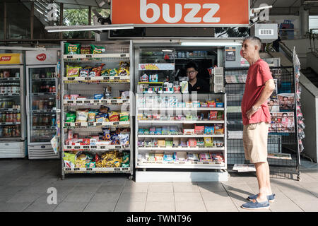 Singapur-04 Mai 2019: Singapur lokaler Einzelhandel Convenience store Fassade Ansicht Stockfoto