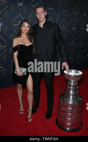 Juni 19, 2019, Las Vegas, Nevada, USA: JORDANIEN BINNINGTON und Datum bei den NHL Awards 2019 Roter Teppich Ankünfte im Mandalay Bay Events Center. (Bild: © Mjt/AdMedia über ZUMA Draht) Stockfoto