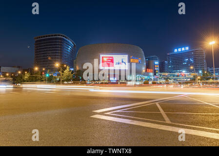 Chengdu, Provinz Sichuan, China - Juni 5, 2019: PangRuiLi commercial Mall und Kreuzung in der Nacht in QingYangQu Bezirk Stockfoto