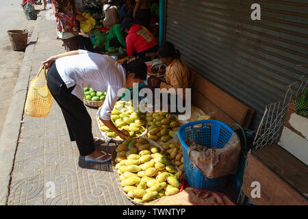 Siem Reap, Kambodscha - Mai 3, 2013: Eine belebte Szene von Käufern und Verkäufern in Siem Reap in Kambodscha Stockfoto