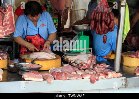 LUANG PRABANG, LAOS - 4. April: Nicht identifizierte Frau Fleisch verkaufenden Produkte auf traditionellen asiatischen Essen Marktplatz am 4. April 2014 in Luang Prabang, Laos Stockfoto