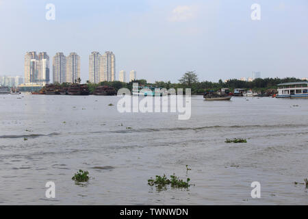 HO CHI MINH, VIETNAM - am 21. APRIL 2014: Touristische boote in der Moekong Fluss, am 21. April 2014 in Vietnam. Stockfoto