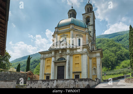 Historischen Zentrum von Riva San Vitale mit der Tempio di Santa Croce (16. Jahrhundert), Schweiz. Touristische Stadt am Luganer See Stockfoto