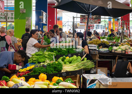 Anstrengenden Tag Rusty's Bauernmarkt in der Innenstadt von Cairns, Queensland, Australien Stockfoto