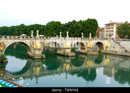 Ponte Sant'Angelo in Rom, Italien - Dämmerung Licht Stockfoto