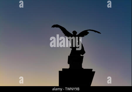 Engel Statue silhouette Blick auf Sant Angelo Brücke (Rom, Italien) Stockfoto