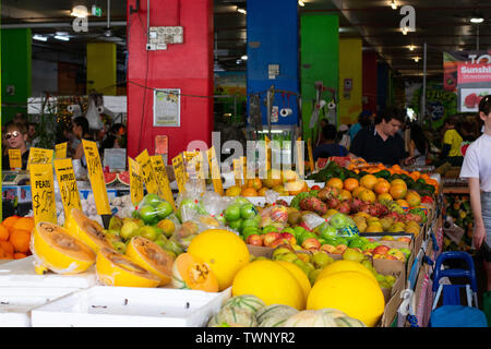 Anstrengenden Tag Rusty's Bauernmarkt in der Innenstadt von Cairns, Queensland, Australien Stockfoto