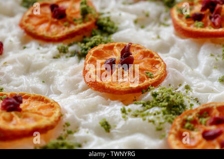 Traditionelles türkisches Dessert: gullac; mit Erdnüsse, getrocknete Orangenscheiben und getrocknete Granatapfel Samen Stockfoto