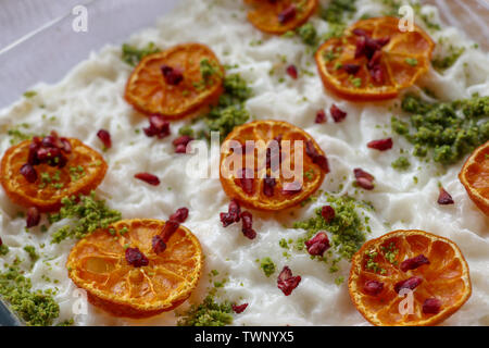 Traditionelles türkisches Dessert: gullac; mit Erdnüsse, getrocknete Orangenscheiben und getrocknete Granatapfel Samen Stockfoto