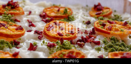 Traditionelles türkisches Dessert: gullac; mit Erdnüsse, getrocknete Orangenscheiben und getrocknete Granatapfel Samen Stockfoto