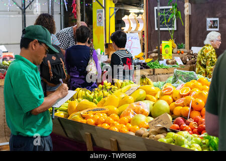 Anstrengenden Tag Rusty's Bauernmarkt in der Innenstadt von Cairns, Queensland, Australien Stockfoto