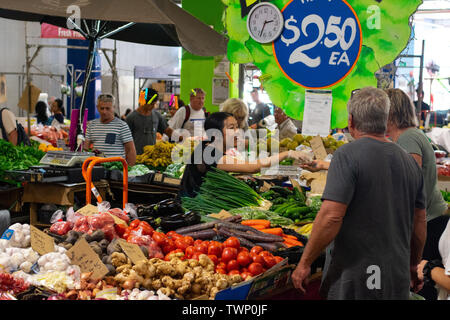 Anstrengenden Tag Rusty's Bauernmarkt in der Innenstadt von Cairns, Queensland, Australien Stockfoto