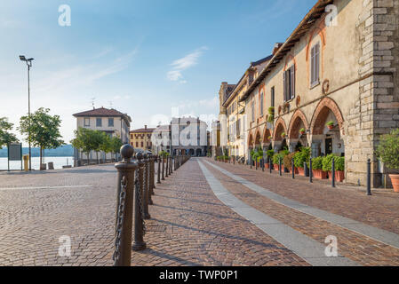 Malerische Stadt am See. Historischen Zentrum von Arona, Lago Maggiore, Italien Stockfoto