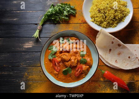 Chicken Tikka Masala - Traditionelle indische/britisches Gericht. Hähnchen mit Curry, Kurkuma. Indisches Abendessen Konzept. Asiatischen, indischen Essen Stockfoto