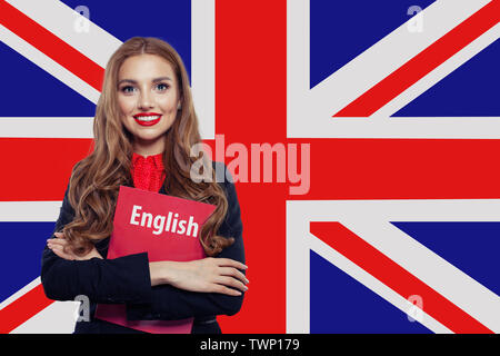 Glückliche Frau gegen die britische Flagge Hintergrund. Lernen Sie Englisch Sprache Konzept Stockfoto