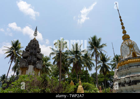 Stupas im Garten am Wat Samrong Knong, in Battambang, Kambodscha Stockfoto