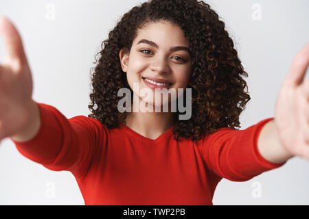 Close-up zarte Pflege reizende junge Dunkelhaarige curly Frisur stretch Hände Kamera unter selfie machen selbst fotografieren grinsend cute Silly pos Stockfoto