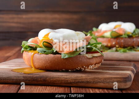 Pochiertes Ei mit Avocado, Lachs und Gewürze auf einem Toast. Pochiertes Ei mit Leck. Gesunde französisches Frühstück Konzept Stockfoto
