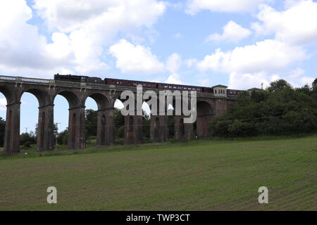 Balcombe, Großbritannien. 22. Juni, 2019. William Stanier Black Five Lokomotive 44871 über die Ouse Tal Viadukt heute auf seiner Reise von London Victoria nach Hastings. Balcombe, West Sussex, UK. Credit: Ed Brown/Alamy leben Nachrichten Stockfoto