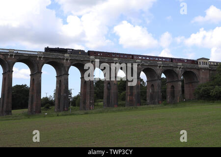 Balcombe, Großbritannien. 22. Juni, 2019. William Stanier Black Five Lokomotive 44871 über die Ouse Tal Viadukt heute auf seiner Reise von London Victoria nach Hastings. Balcombe, West Sussex, UK. Credit: Ed Brown/Alamy leben Nachrichten Stockfoto