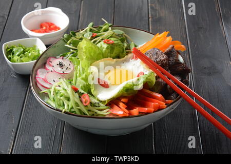 Bibimbub. Bibimbab. Spiegelei Rindfleisch und Gemüse. Hausgemachte, traditionelle koreanische Gericht. Stockfoto