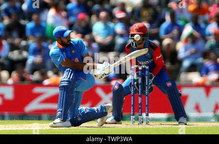 Indiens Vijay Shankar ist Lbw, die vom afghanischen Rahmat Shah während der ICC Cricket World Cup group Phase Match am Hampshire Schüssel, Southampton gefangen. Stockfoto