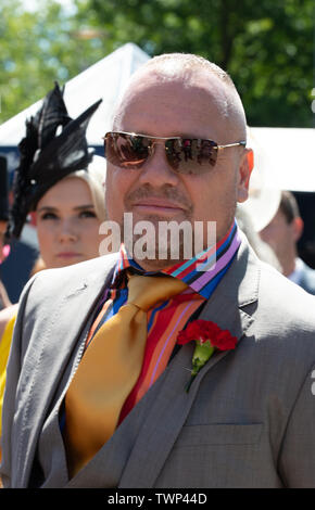 Ascot, Berkshire, Großbritannien. 22. Juni, 2019. Ein buntes Shirt für diesen Mann an Tag 5 von Royal Ascot Racecourse, Ascot. Credit: Maureen McLean/Alamy leben Nachrichten Stockfoto