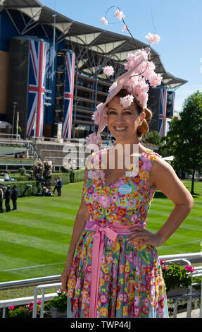 Ascot, Berkshire, Großbritannien. 22. Juni, 2019. Nazer Bullen sieht ziemlich in rosa Tag für Tag fünf von Royal Ascot Racecourse, Ascot. Credit: Maureen McLean/Alamy leben Nachrichten Stockfoto