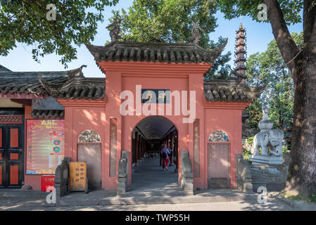 Chengdu, Provinz Sichuan, China - Juni 6, 2019: Wenshu buddhistische Kloster Tor an einem sonnigen Tag Stockfoto