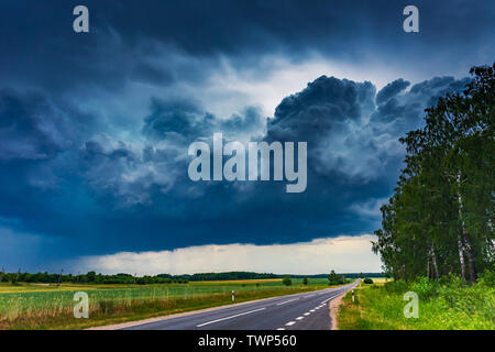 Dunkle cumulus Wolken über den Himmel läuft Stockfoto