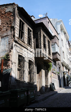 Traditionelle maroden osmanischen Gebäude in Istanbul Stockfoto